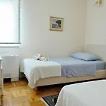 Luciana Villa *